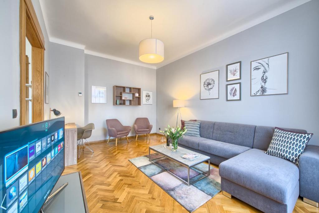 Posezení v ubytování Spacious And Bright Apartment Dusni 13