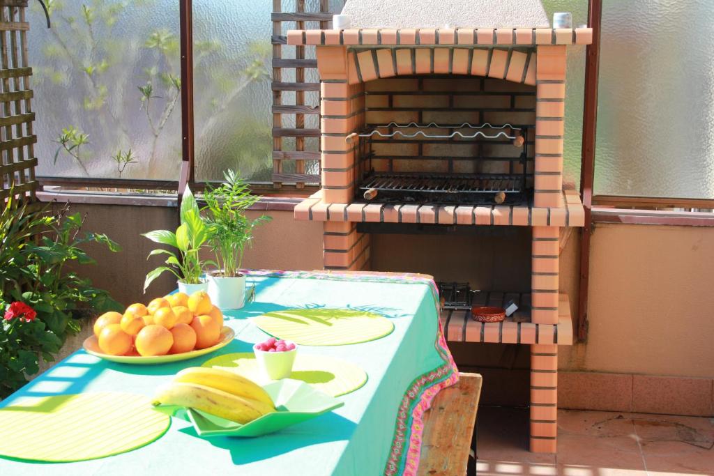 a table with a plate of food and a pizza oven at Cozy Apartment with Terrace, Air Cond, Free Parking in Porto