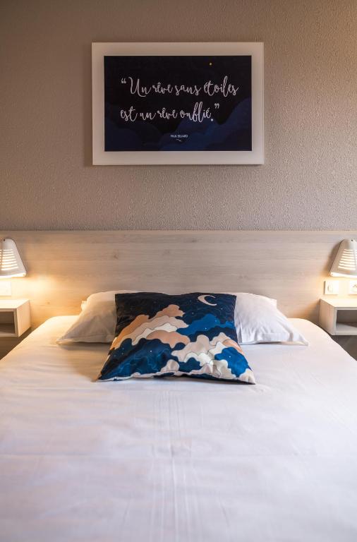 Postel nebo postele na pokoji v ubytování Ace Hôtel Clermont Ferrand La Pardieu