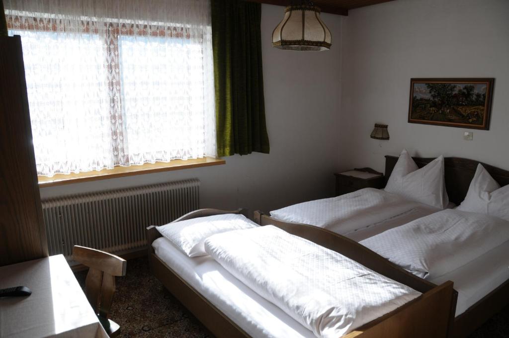 Posteľ alebo postele v izbe v ubytovaní Gasthof-Pension Ortner