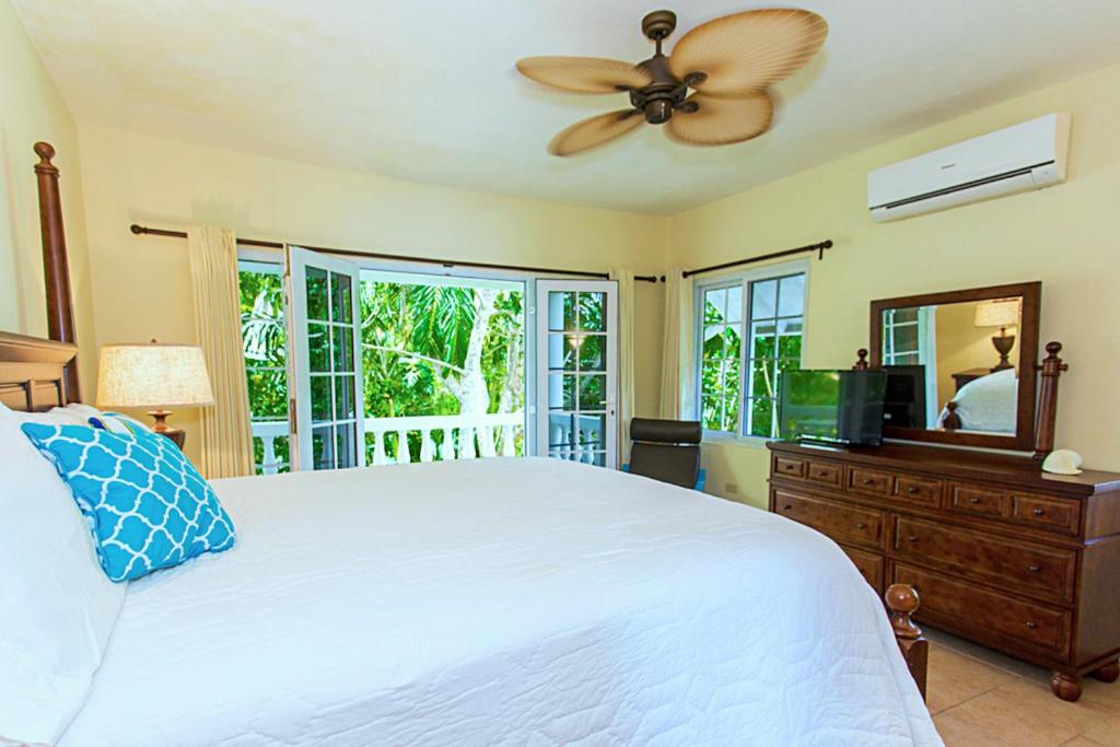 Postel nebo postele na pokoji v ubytování Beach House Condos, Negril