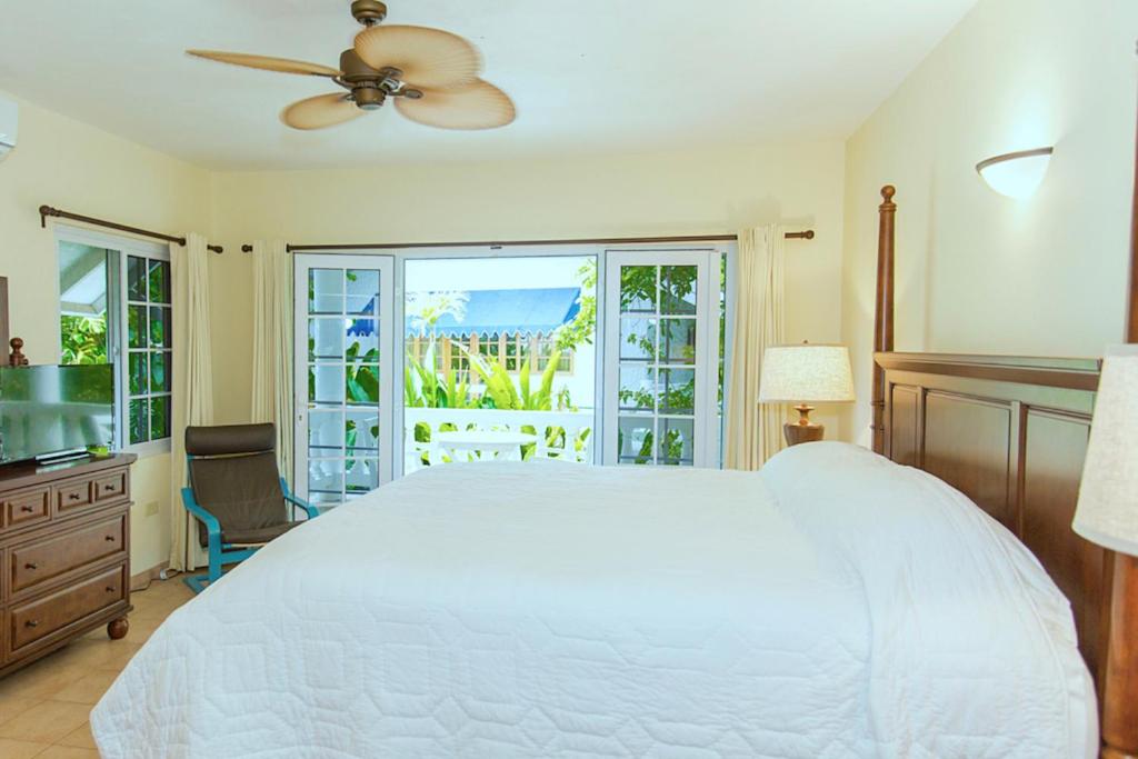 Postel nebo postele na pokoji v ubytování Beach House Condos, Negril
