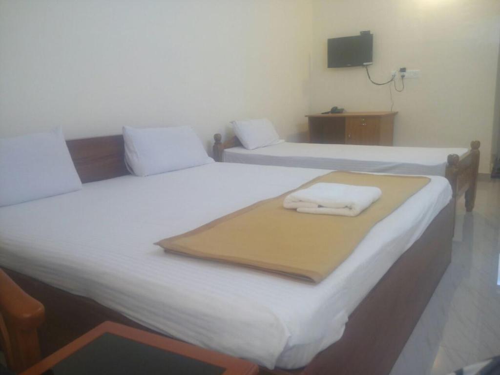Postel nebo postele na pokoji v ubytování Manjira Lodge