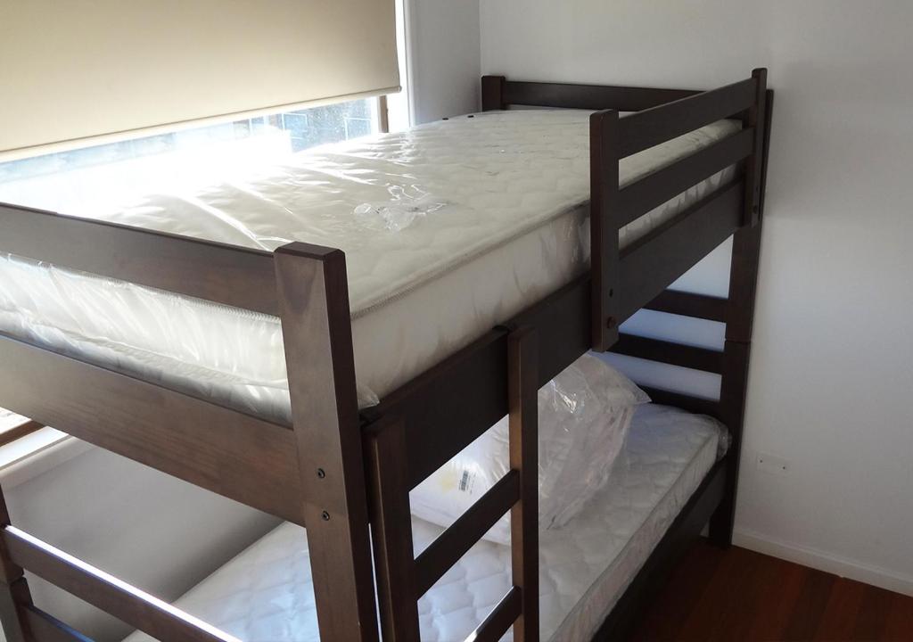 two bunk beds in a room with a window at Piedra Mar in El Quisco