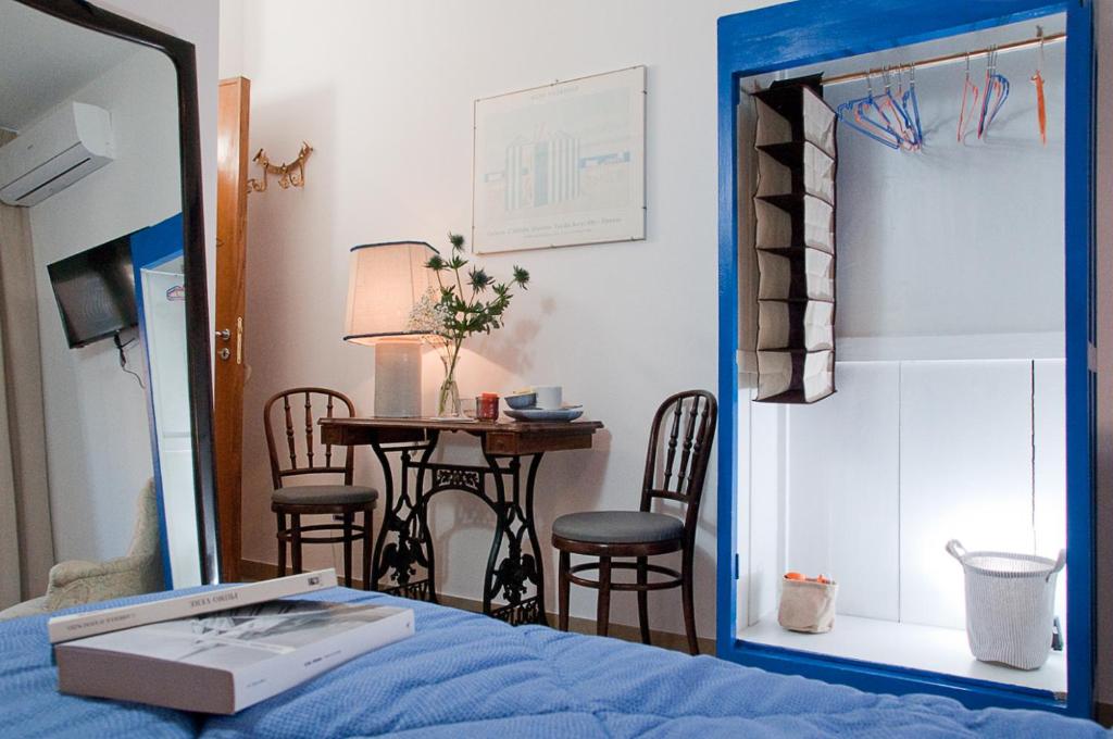 una camera con letto e tavolo con sedie di Le stanze di Bruno a Pescara