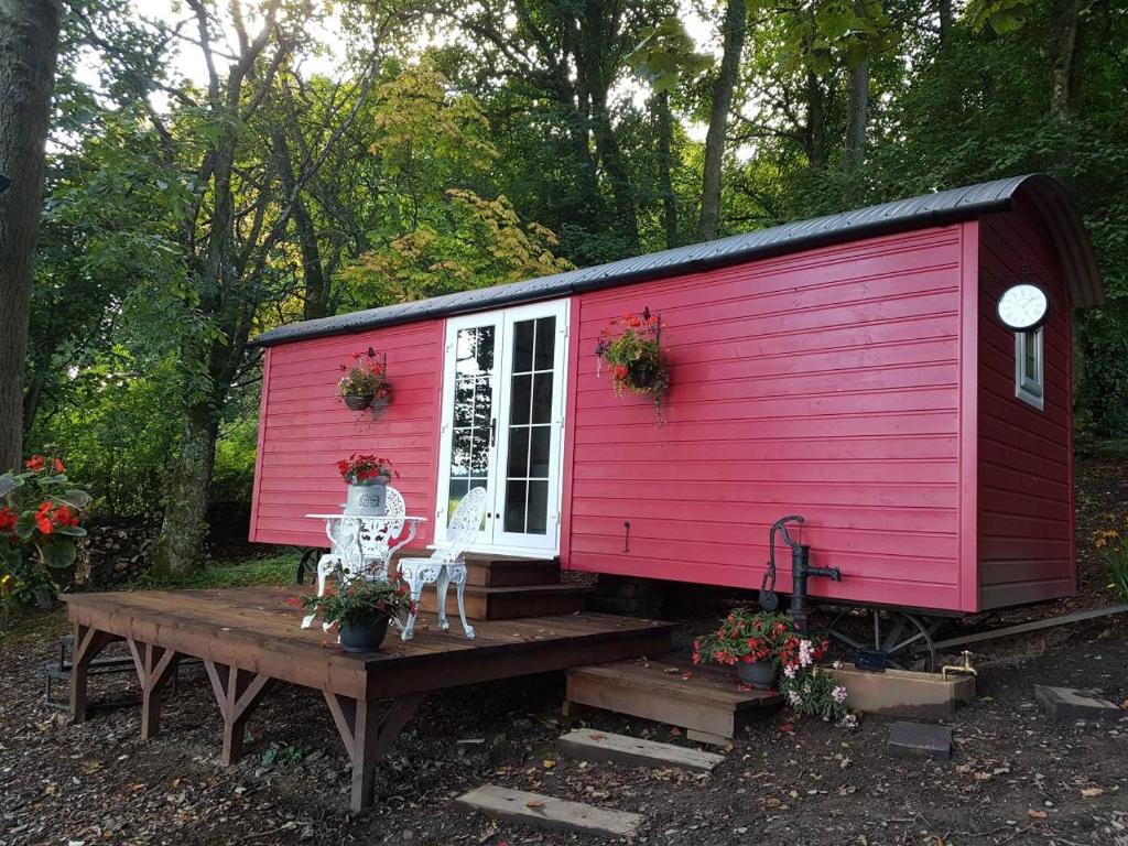 ホーイックにあるBorthwickbrae Shepherd's Hutの赤い家
