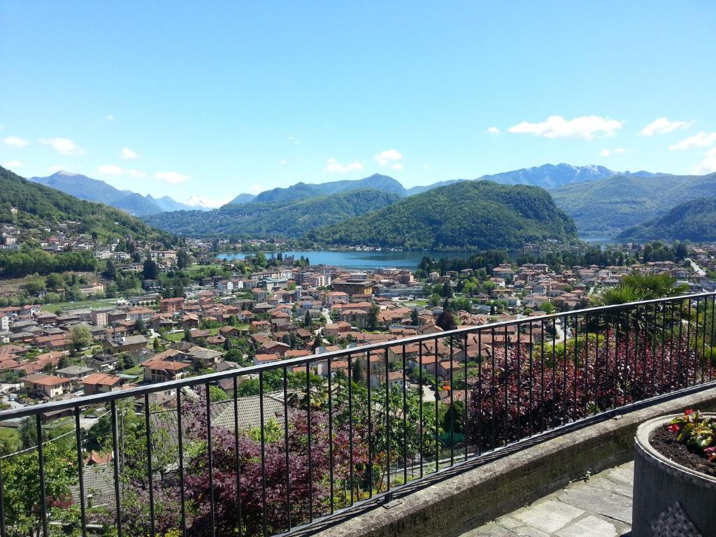 d'un balcon offrant une vue sur la ville. dans l'établissement Villa Banfi, à Lavena Ponte Tresa