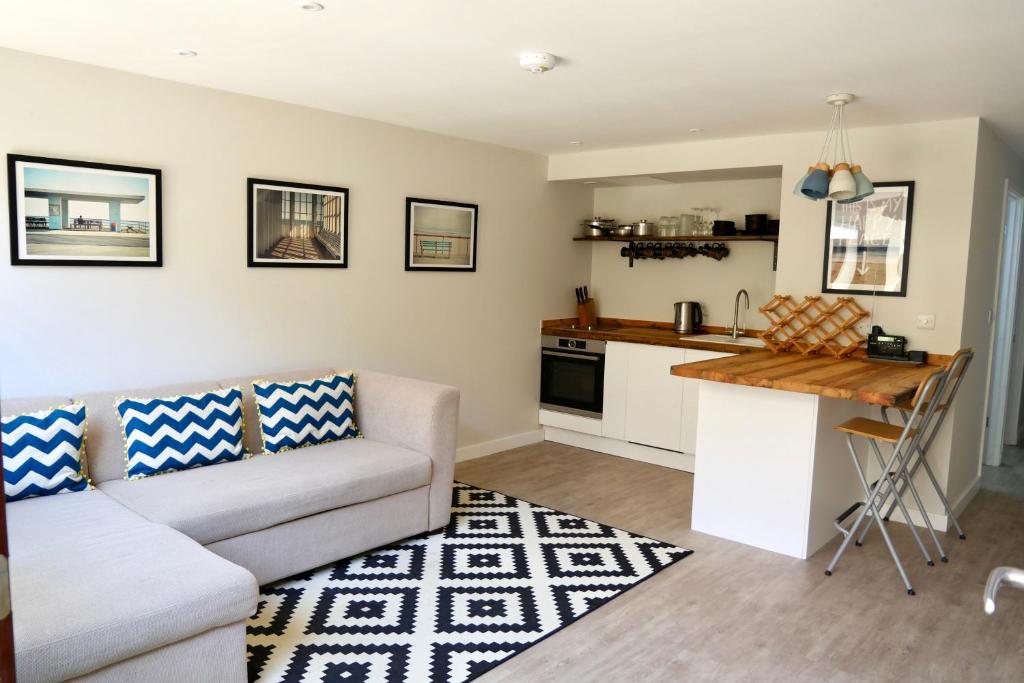 a living room with a couch and a kitchen at Hidden Gem in Brighton & Hove