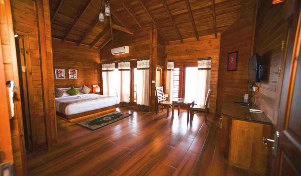 Postel nebo postele na pokoji v ubytování LakeRose Wayanad Resort