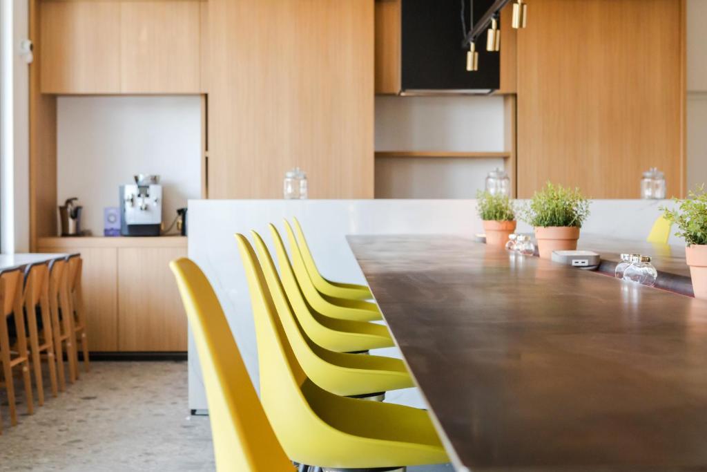 Een keuken of kitchenette bij MaisonMe Boutique Hotel