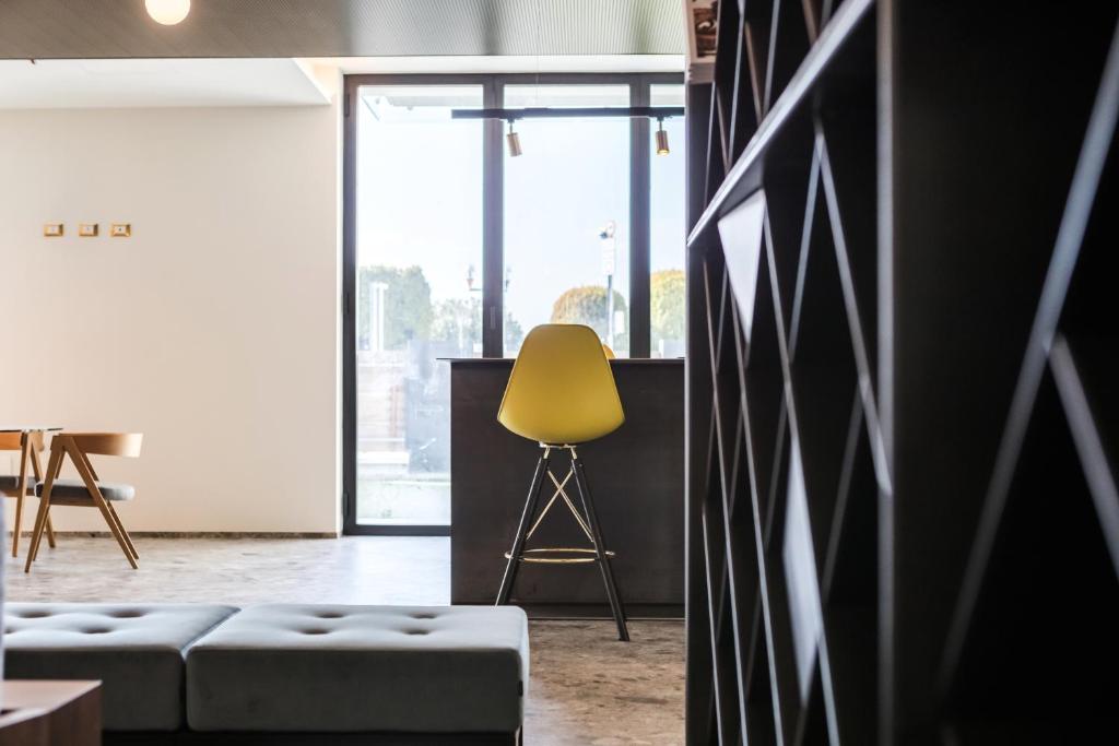 Een zitgedeelte bij MaisonMe Boutique Hotel