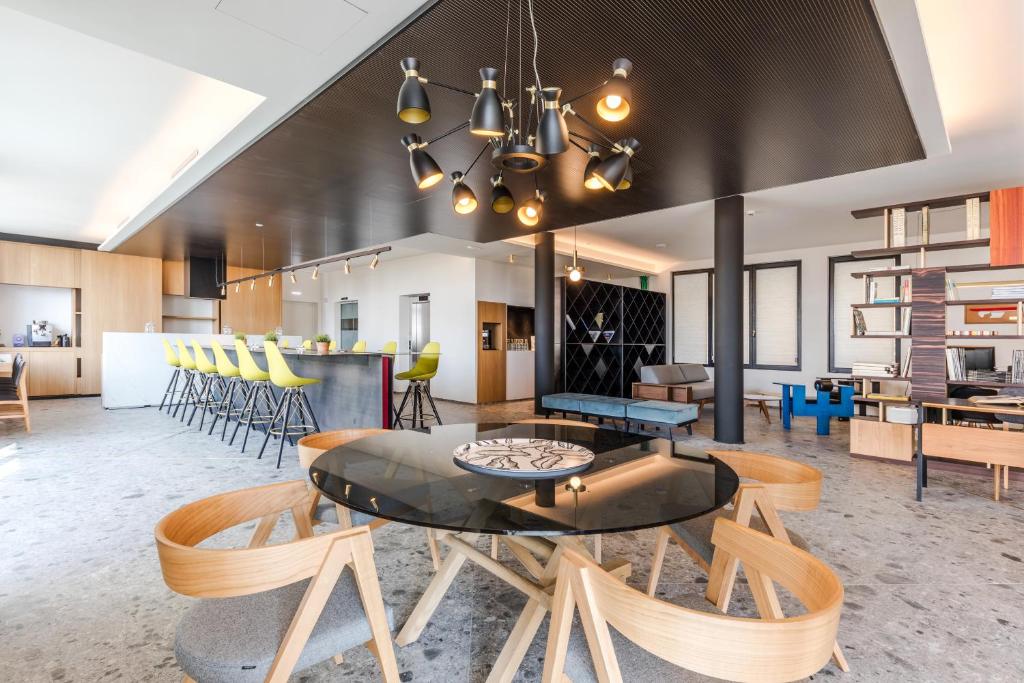 Een zitgedeelte bij MaisonMe Boutique Hotel