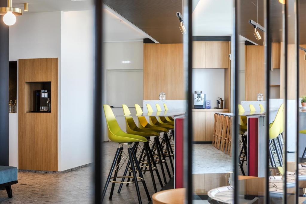 Een keuken of kitchenette bij MaisonMe Boutique Hotel