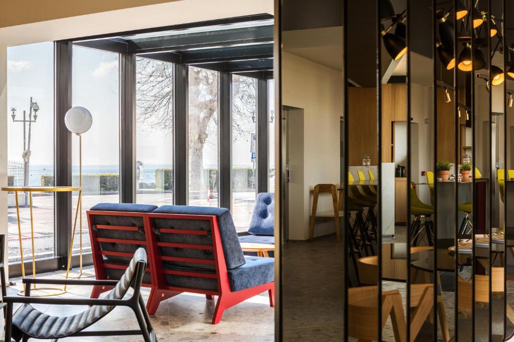 Een zitgedeelte bij MaisonMe Boutique Hotel