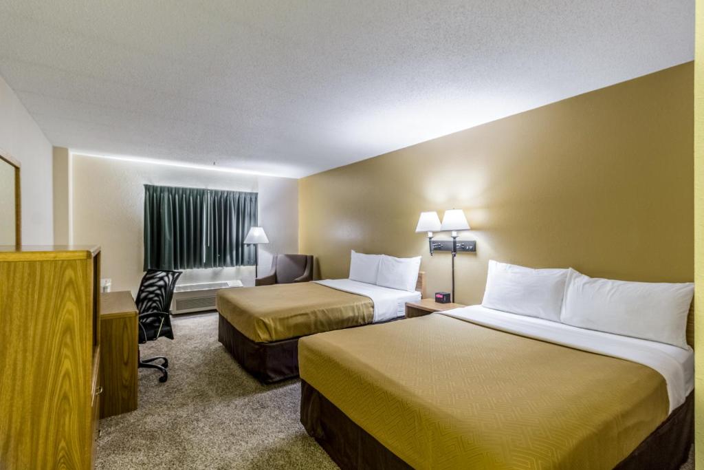 um quarto de hotel com duas camas e uma janela em Econo Lodge - Valley City em Valley City