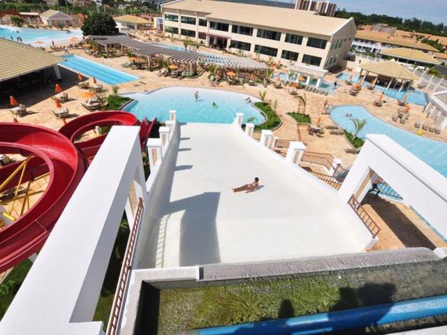 an overhead view of a large swimming pool with people in it at Apartamento Lacqua Di Roma in Caldas Novas