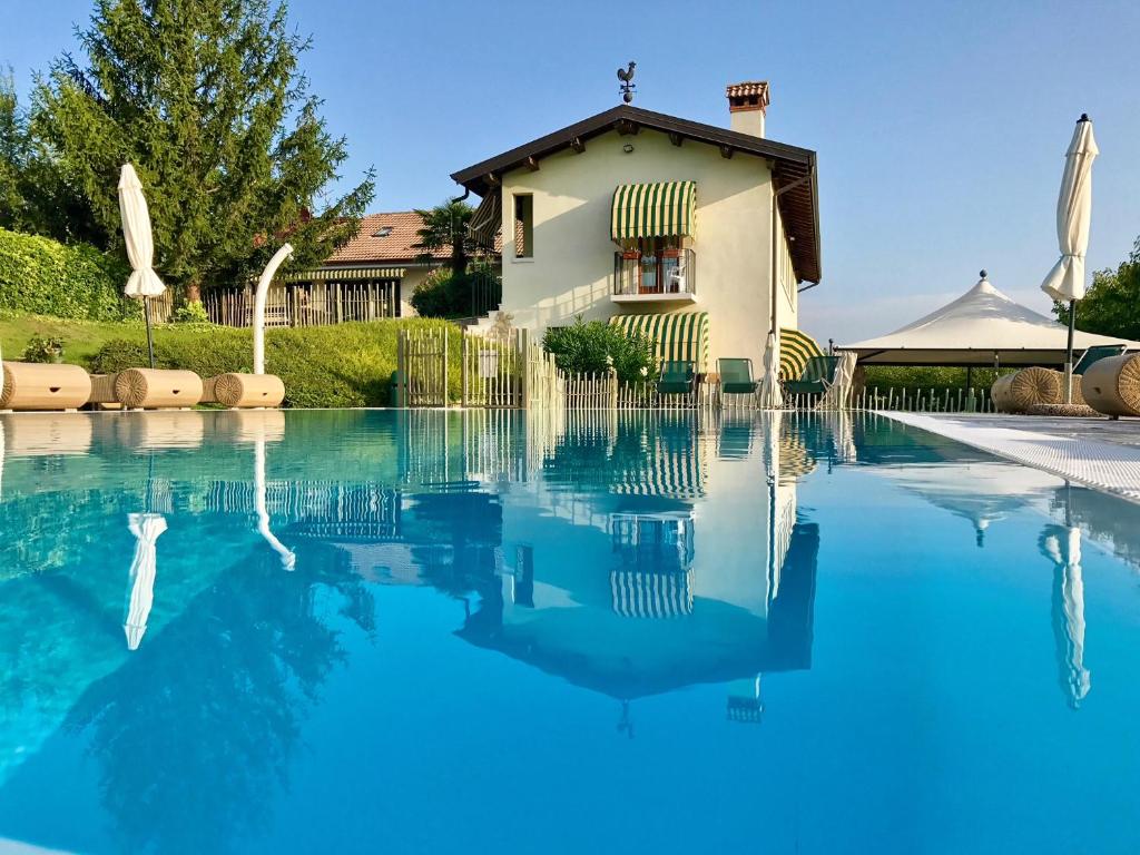 a swimming pool with a house in the background at Agriturismo & Agricamping Serena in Pastrengo