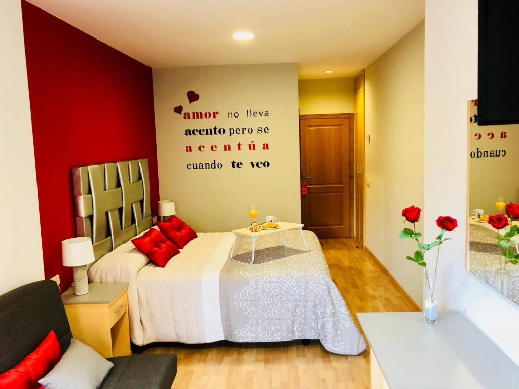 1 dormitorio con 1 cama con almohadas rojas en Hotel Viñas 17 en Teruel