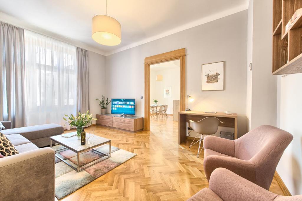 TV a/nebo společenská místnost v ubytování Spacious And Bright Apartment Dusni 13