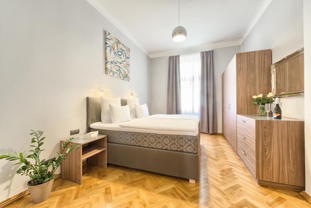 Postel nebo postele na pokoji v ubytování Spacious And Bright Apartment Dusni 13