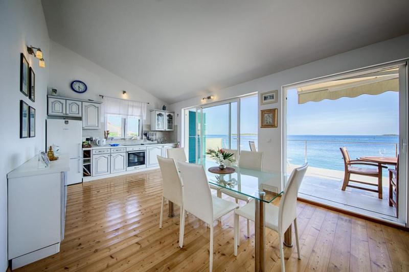Kuchyňa alebo kuchynka v ubytovaní Seaview Suite Lissa