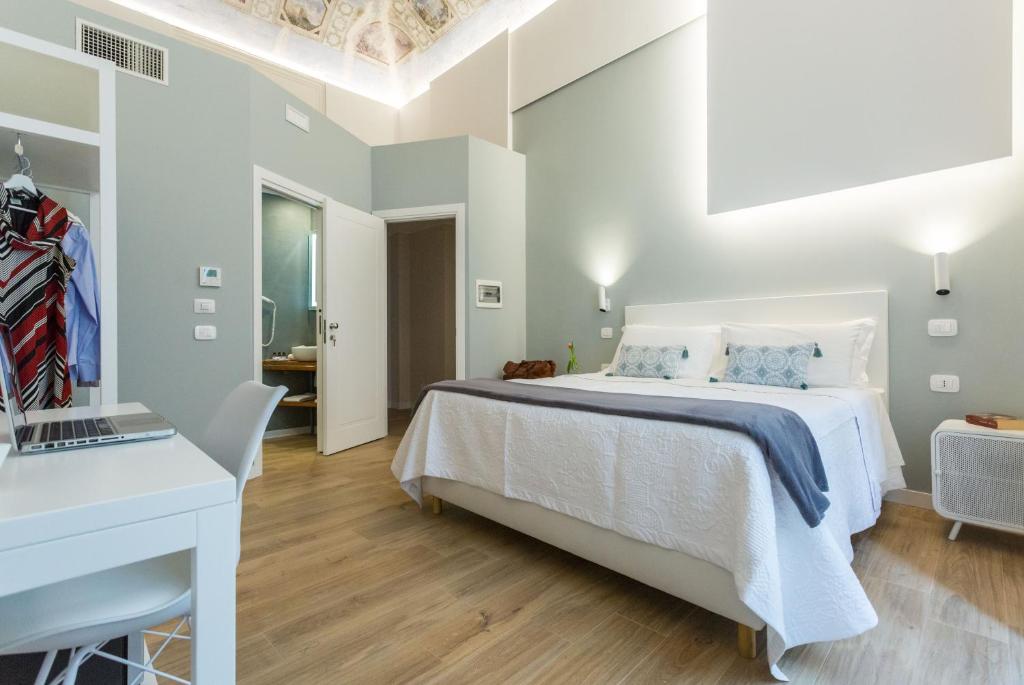 Una cama o camas en una habitación de Bellaroto Suite & SPA