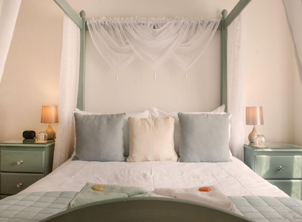 En eller flere senge i et værelse på Blue Waters Lodge