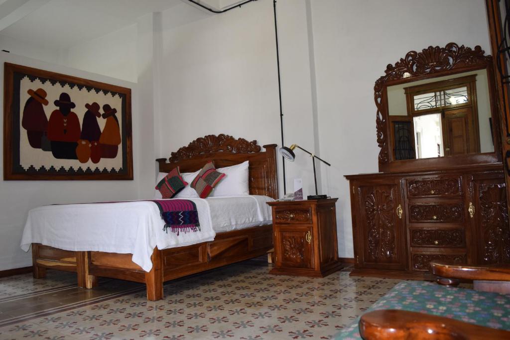 um quarto com uma cama, uma cómoda e um espelho em Casa Meba Hotel Boutique em Tampico
