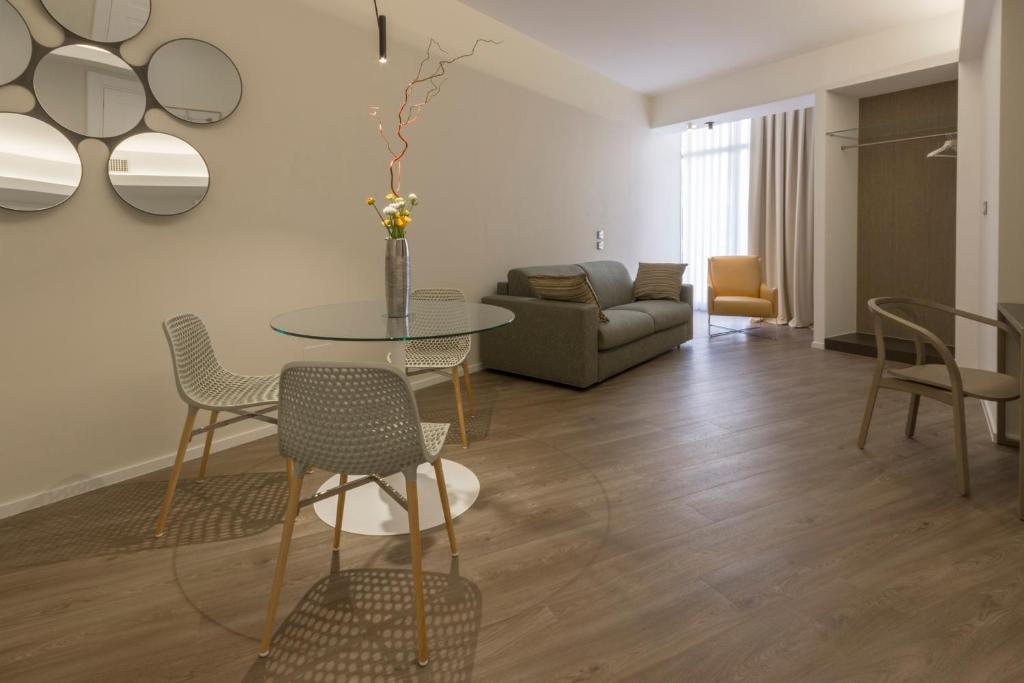 - un salon avec une table, des chaises et un canapé dans l'établissement In Dies Affittacamere, à Matera