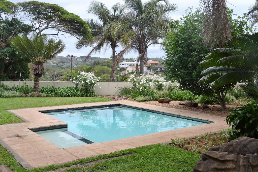 basen w ogrodzie z drzewami w obiekcie Three Palms One Bedroom Apartment - SOLAR w mieście Ballito