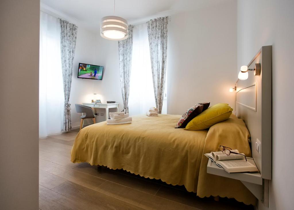 A bed or beds in a room at Jolie Julie Accomodation