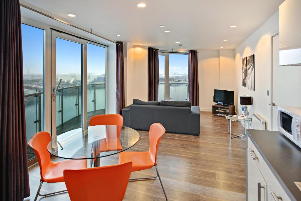 A seating area at TheHeart Apartments by BridgeStreet 