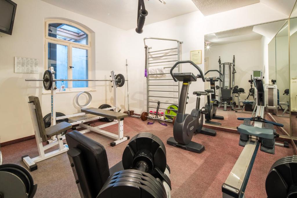 Fitness centrum a/nebo fitness zařízení v ubytování Hotel Deutscher Kaiser