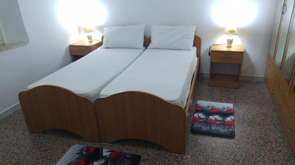 ein Schlafzimmer mit einem großen Bett mit zwei Nachttischen in der Unterkunft Appartamenti S'Agapo' in Catanzaro Lido