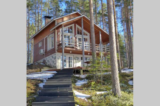 ein großes Haus mitten im Wald in der Unterkunft Rokuan Unelma in Rokua