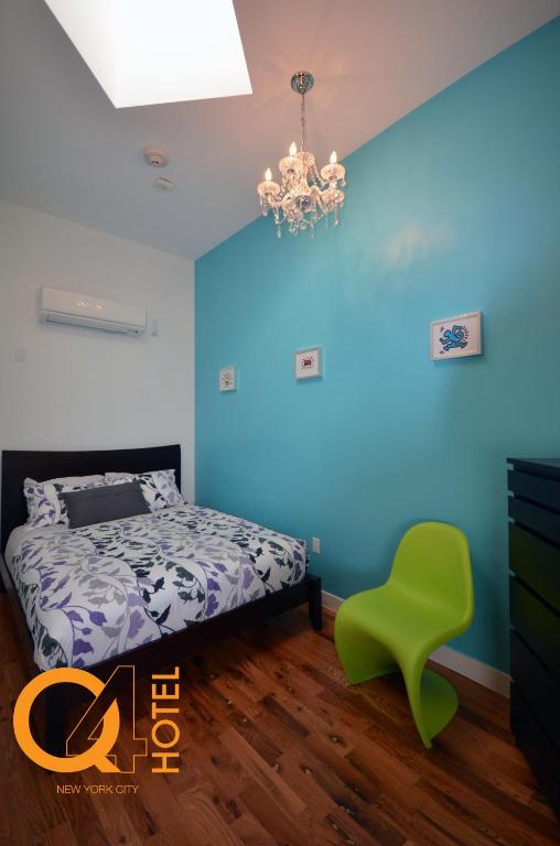 Q4 Hotel and Hostel - Queen Room