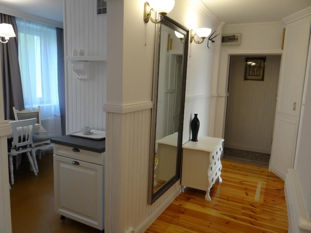 グダニスクにあるBiały Apartament 6-8 osób plus dostawkaのバスルーム(鏡、洗面台付)