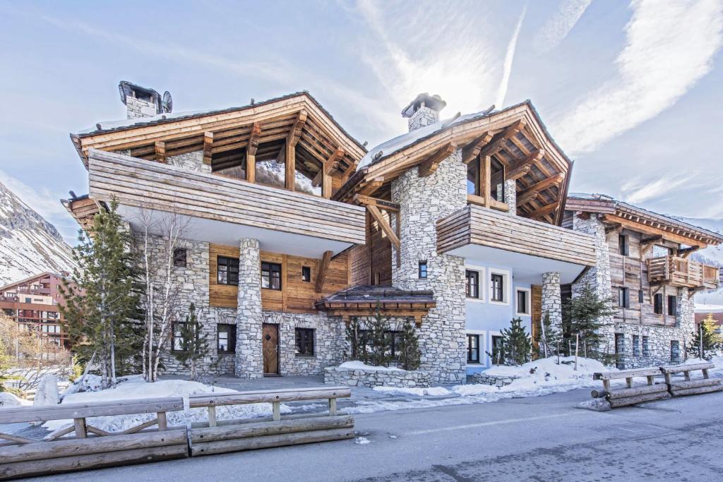 ヴァル・ディゼールにあるChalet Papillon - LES CHALETS COVARELの雪の大木造住宅