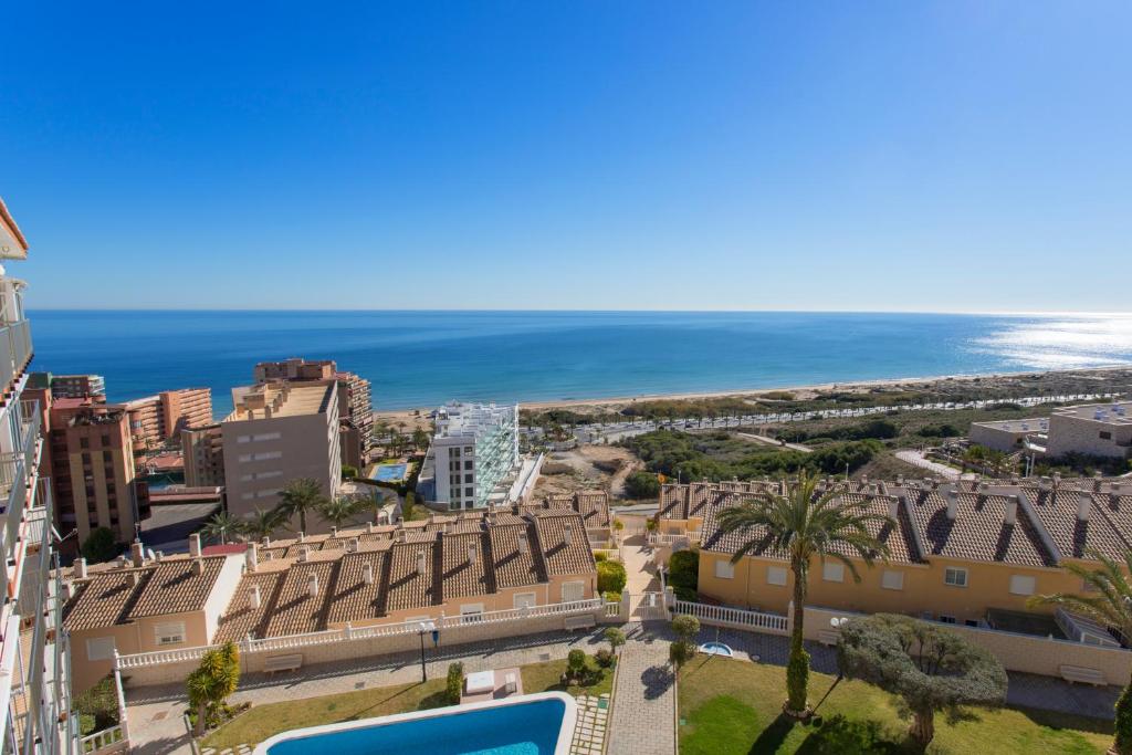 a view of the city and the ocean at Apartamento Balcón del Mar in Arenales del Sol