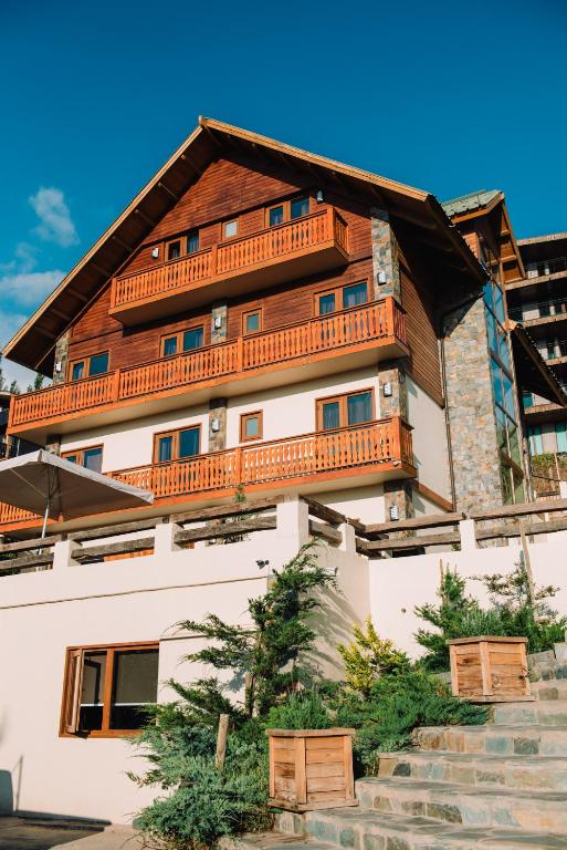 um edifício com varandas de madeira em cima em Hotel Chalet Valluga em Farellones