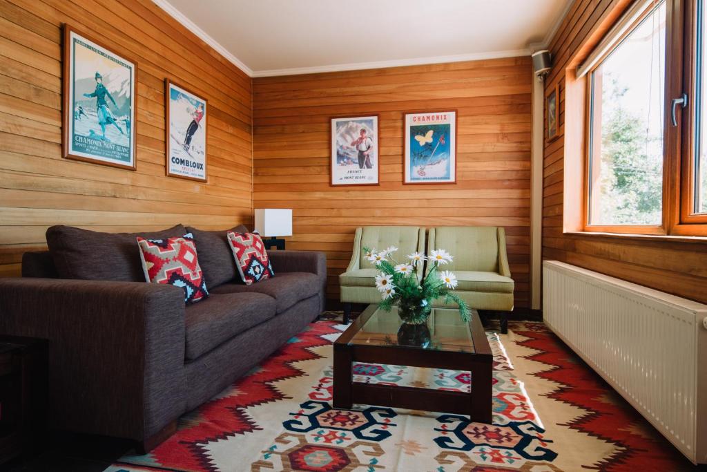 Uma área de estar em Hotel Chalet Valluga
