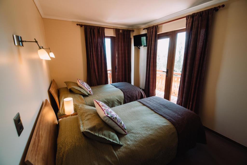 Uma cama ou camas num quarto em Hotel Chalet Valluga