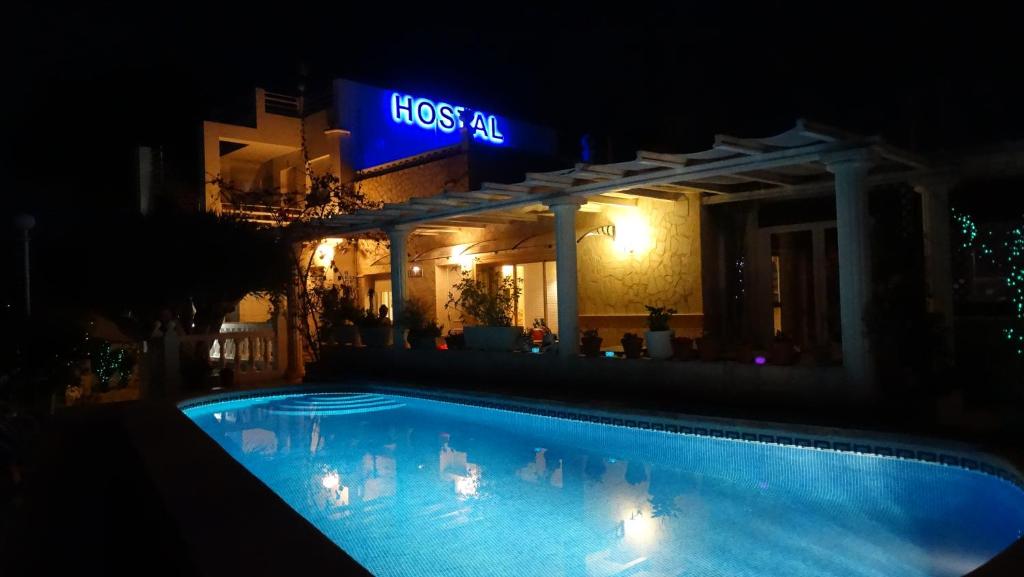 Bazén v ubytování Hostal La Paloma I nebo v jeho okolí