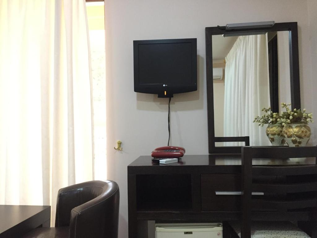 TV a/nebo společenská místnost v ubytování Hotel Colombo Elbasan