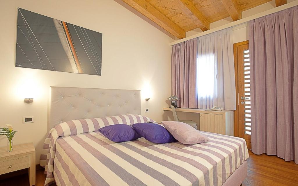 Postel nebo postele na pokoji v ubytování Tre Merli Beach Hotel