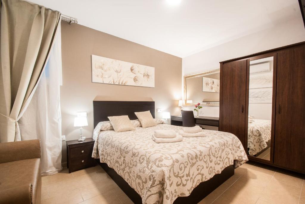 - une chambre avec un lit et 2 serviettes dans l'établissement Gades Suite, à Cadix