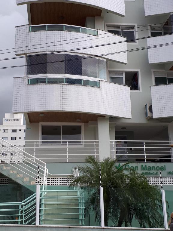 um edifício com escadas em frente a um edifício em Apto Jairo e Eliane com 03 quartos e garagem interna em São José