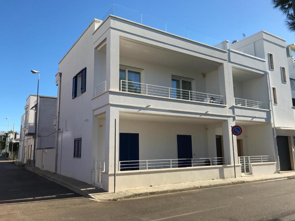 een wit gebouw aan de straatkant bij A due passi dal mare in Porto Cesareo