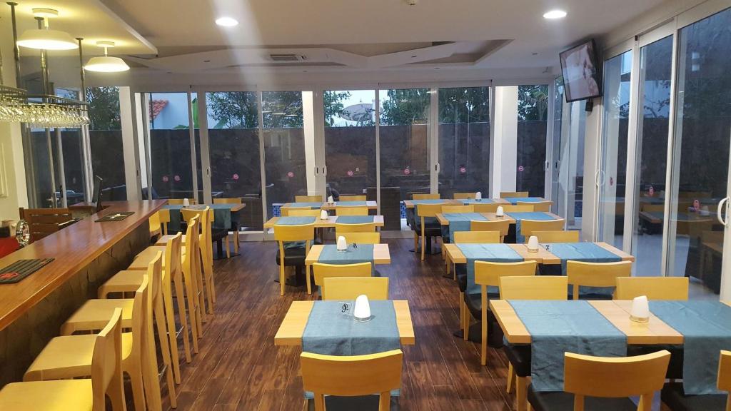 Restaurace v ubytování Blue Marlin Hotel