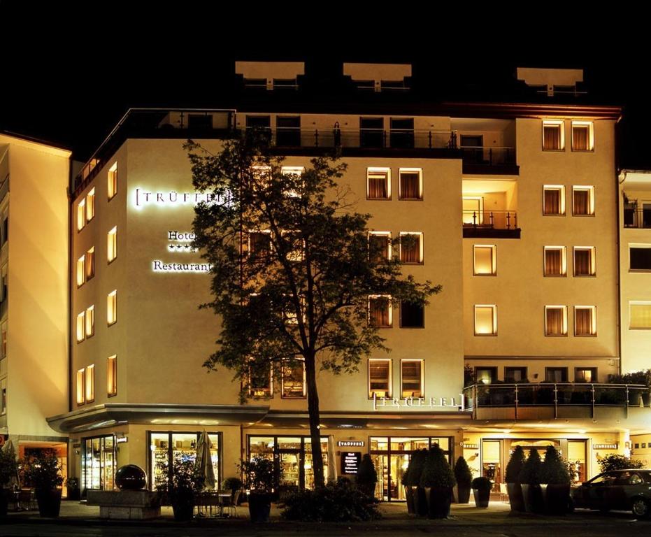 duży budynek z drzewem przed nim w obiekcie Trüffel Hotel w mieście Wiesbaden